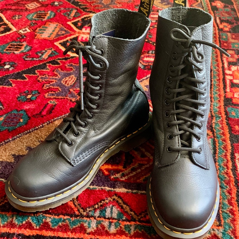 Dr. Martens Sz 9 1490 Black Lace Up Boots Air Wair Cushion Soles